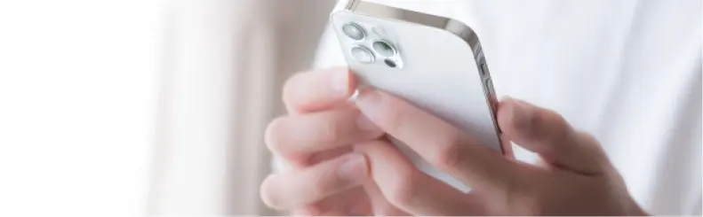 スマホをチェックする様子